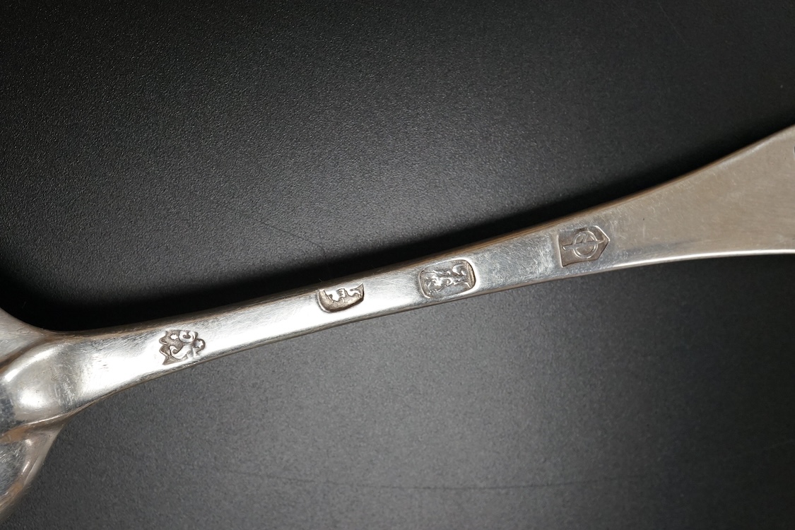 A Queen Anne Britannia standard silver dog nose spoon, by William Scarlett, London, 1702, wit rat-tail bowl and later? engraved crest, 19.3cm, 57 grams.